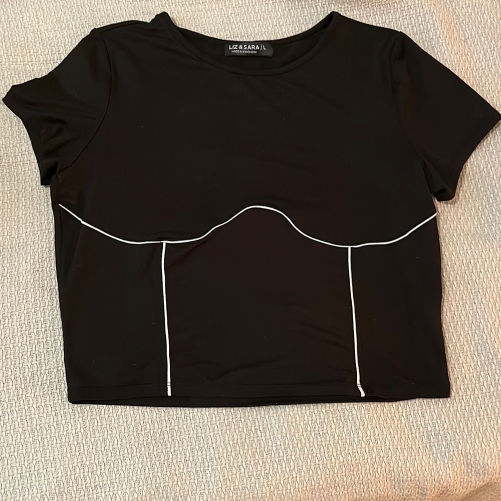 Black cropped top!! Very soft and in wonderful condition!!